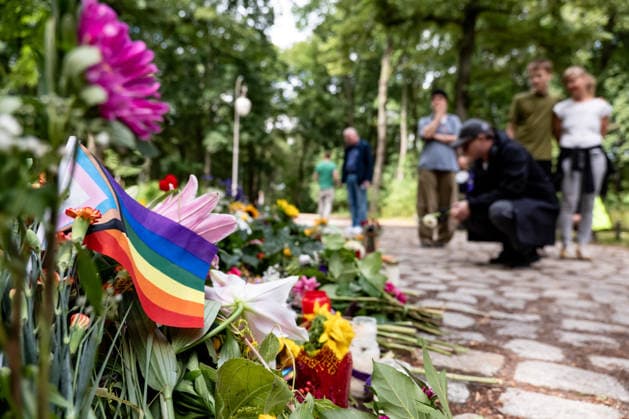 Menschen gedenken mit Blumen, Kerzen, Regenbogenflaggen und Solidaritätsnachrichten an den Opfer der Anschlag vom 25. Juli an den CSD im Tiergarten in Berlin am 27. Juli 2026. Der vermeintliche Attänteter Abdul B. soll mit einem LKW in dem Tiergarten gefahren und eine Frau getötet und weiter 29 Menschen verletzt haben. Gestern laut Polizei und LKA soll er während eine Operation in einer Gartenkolonie in Spandau aufgespürt und erschossen worden sein. Berliner gedenken an den Opfern der Attacke an den CSD *** People pay their respects with flowers, candles, rainbow flags, and messages of solidarity for the victims of the July 25 attack at the CSD in Berlin’s Tiergarten on July 27, 2026. The alleged attacker, Abdul B, is said to have driv