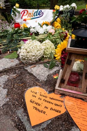 Menschen gedenken mit Blumen, Kerzen, Regenbogenflaggen und Solidaritätsnachrichten an den Opfer der Anschlag vom 25. Juli an den CSD im Tiergarten in Berlin am 27. Juli 2026. Der vermeintliche Attänteter Abdul B. soll mit einem LKW in dem Tiergarten gefahren und eine Frau getötet und weiter 29 Menschen verletzt haben. Gestern laut Polizei und LKA soll er während eine Operation in einer Gartenkolonie in Spandau aufgespürt und erschossen worden sein. Berliner gedenken an den Opfern der Attacke an den CSD *** People pay their respects with flowers, candles, rainbow flags, and messages of solidarity for the victims of the July 25 attack at the CSD in Berlin’s Tiergarten on July 27, 2026. The alleged attacker, Abdul B, is said to have driven a