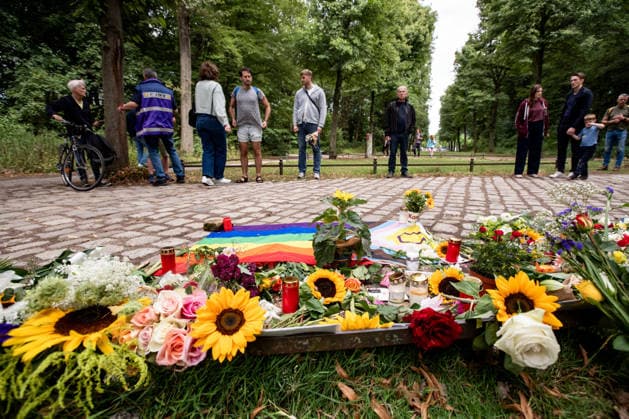 Menschen gedenken mit Blumen, Kerzen, Regenbogenflaggen und Solidaritätsnachrichten an den Opfer der Anschlag vom 25. Juli an den CSD im Tiergarten in Berlin am 27. Juli 2026. Der vermeintliche Attänteter Abdul B. soll mit einem LKW in dem Tiergarten gefahren und eine Frau getötet und weiter 29 Menschen verletzt haben. Gestern laut Polizei und LKA soll er während eine Operation in einer Gartenkolonie in Spandau aufgespürt und erschossen worden sein. Berliner gedenken an den Opfern der Attacke an den CSD *** People pay their respects with flowers, candles, rainbow flags, and messages of solidarity for the victims of the July 25 attack at the CSD in Berlin’s Tiergarten on July 27, 2026. The alleged attacker, Abdul B, is said to have driv