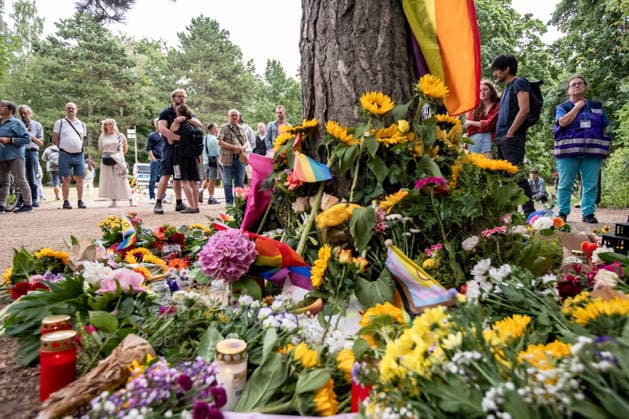 Menschen gedenken mit Blumen, Kerzen, Regenbogenflaggen und Solidaritätsnachrichten an den Opfer der Anschlag vom 25. Juli an den CSD im Tiergarten in Berlin am 27. Juli 2026. Der vermeintliche Attänteter Abdul B. soll mit einem LKW in dem Tiergarten gefahren und eine Frau getötet und weiter 29 Menschen verletzt haben. Gestern laut Polizei und LKA soll er während eine Operation in einer Gartenkolonie in Spandau aufgespürt und erschossen worden sein. Berliner gedenken an den Opfern der Attacke an den CSD *** People pay their respects with flowers, candles, rainbow flags, and messages of solidarity for the victims of the July 25 attack at the CSD in Berlin’s Tiergarten on July 27, 2026. The alleged attacker, Abdul B, is said to have driv