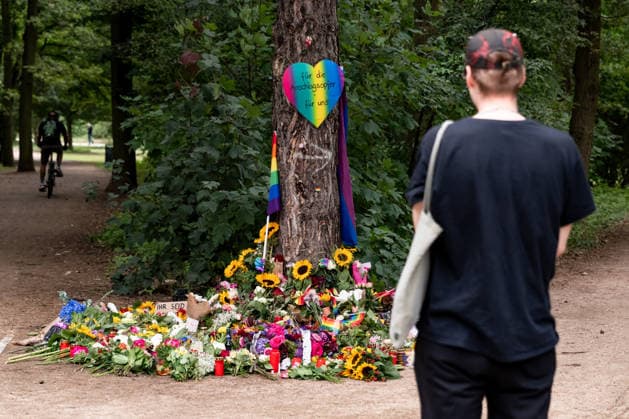 Menschen gedenken mit Blumen, Kerzen, Regenbogenflaggen und Solidaritätsnachrichten an den Opfer der Anschlag vom 25. Juli an den CSD im Tiergarten in Berlin am 27. Juli 2026. Der vermeintliche Attänteter Abdul B. soll mit einem LKW in dem Tiergarten gefahren und eine Frau getötet und weiter 29 Menschen verletzt haben. Gestern laut Polizei und LKA soll er während eine Operation in einer Gartenkolonie in Spandau aufgespürt und erschossen worden sein. Berliner gedenken an den Opfern der Attacke an den CSD *** People pay their respects with flowers, candles, rainbow flags, and messages of solidarity for the victims of the July 25 attack at the CSD in Berlin’s Tiergarten on July 27, 2026. The alleged attacker, Abdul B, is said to have driv