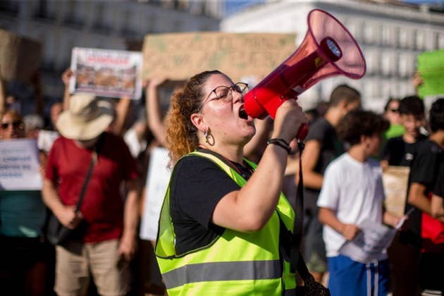 Demonstration over the fires in Madrid - 27 Jul 2026 A protester shouts slogans through a megaphone during a demonstration at the Puerta del Sol in central Madrid. People from the Tietar Valley, Avila, in the Castile and Leon region, held a protest against the handling of the wildfires affecting dozens of municipalities in the area and the neglect of the land. Madrid Spain Copyright: xLuisxSotox xSOPAxImagesx LSOTOMPT03