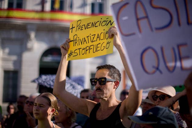Demonstration over the fires in Madrid - 27 Jul 2026 A protester holds a placard that reads in Spanish + Prevention - Privatization StopFire during a demonstration at the Puerta del Sol in central Madrid. People from the Tietar Valley, Avila, in the Castile and Leon region, held a protest against the handling of the wildfires affecting dozens of municipalities in the area and the neglect of the land. Madrid Spain Copyright: xLuisxSotox xSOPAxImagesx LSOTOMPT04