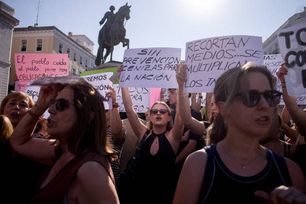 Demonstration over the fires in Madrid - 27 Jul 2026 Protesters hold placards during a demonstration at the Puerta del Sol in central Madrid. People from the Tietar Valley, Avila, in the Castile and Leon region, held a protest against the handling of the wildfires affecting dozens of municipalities in the area and the neglect of the land. Madrid Spain Copyright: xLuisxSotox xSOPAxImagesx LSOTOMPT06