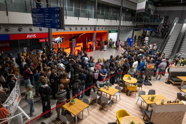 Schkeuditz - Demonstration gegen Afghanistan-Abschiebeflug: Charter startet in der Nacht ab Leipzig Halle 27.07.2026 ab 22 Uhr Schkeuditz, Flughafen Leipzig Halle Rund 260 Menschen haben am späten Montagabend am Flughafen Leipzig Halle gegen einen Abschiebeflug nach Afghanistan demonstriert. Das antirassistische Bündnis hatte kurzfristig zu der Eilversammlung aufgerufen, nachdem der für Dienstag geplante Charterflug auf die Nacht vorgezogen worden war. Die Demonstration verlief friedlich und wurde von der Polizei begleitet. Gegen 1.43 Uhr startete schließlich ein Airbus A320-214 der Fluggesellschaft Freebird Airlines über Trabzon in Richtung Kabul. Mehrere Personen wurden mit Handschellen an Bord gebracht. Angaben zur Zahl der Abgesch Copyright: xEHLxMedia Erik-HolmxLanghofx 20260727_afghanistan-abschiebung-flughafen-leipzig_1
