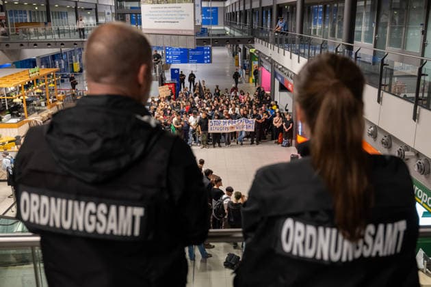 Schkeuditz - Demonstration gegen Afghanistan-Abschiebeflug: Charter startet in der Nacht ab Leipzig Halle 27.07.2026 ab 22 Uhr Schkeuditz, Flughafen Leipzig Halle Rund 260 Menschen haben am späten Montagabend am Flughafen Leipzig Halle gegen einen Abschiebeflug nach Afghanistan demonstriert. Das antirassistische Bündnis hatte kurzfristig zu der Eilversammlung aufgerufen, nachdem der für Dienstag geplante Charterflug auf die Nacht vorgezogen worden war. Die Demonstration verlief friedlich und wurde von der Polizei begleitet. Gegen 1.43 Uhr startete schließlich ein Airbus A320-214 der Fluggesellschaft Freebird Airlines über Trabzon in Richtung Kabul. Mehrere Personen wurden mit Handschellen an Bord gebracht. Angaben zur Zahl der Abgesch Copyright: xEHLxMedia Erik-HolmxLanghofx 20260727_afghanistan-abschiebung-flughafen-leipzig_10