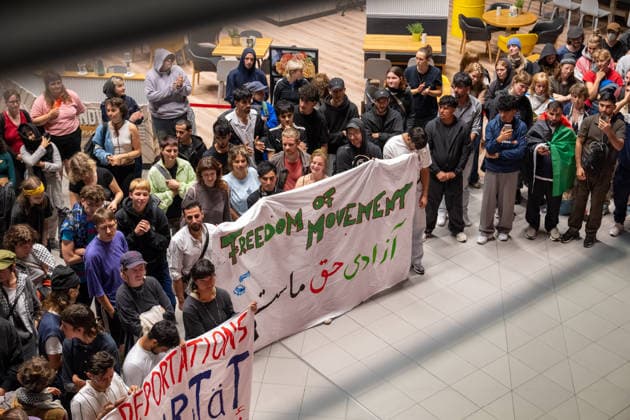 Schkeuditz - Demonstration gegen Afghanistan-Abschiebeflug: Charter startet in der Nacht ab Leipzig Halle 27.07.2026 ab 22 Uhr Schkeuditz, Flughafen Leipzig Halle Rund 260 Menschen haben am späten Montagabend am Flughafen Leipzig Halle gegen einen Abschiebeflug nach Afghanistan demonstriert. Das antirassistische Bündnis hatte kurzfristig zu der Eilversammlung aufgerufen, nachdem der für Dienstag geplante Charterflug auf die Nacht vorgezogen worden war. Die Demonstration verlief friedlich und wurde von der Polizei begleitet. Gegen 1.43 Uhr startete schließlich ein Airbus A320-214 der Fluggesellschaft Freebird Airlines über Trabzon in Richtung Kabul. Mehrere Personen wurden mit Handschellen an Bord gebracht. Angaben zur Zahl der Abgesch Copyright: xEHLxMedia Erik-HolmxLanghofx 20260727_afghanistan-abschiebung-flughafen-leipzig_11