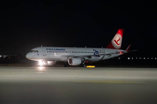 Schkeuditz - Demonstration gegen Afghanistan-Abschiebeflug: Charter startet in der Nacht ab Leipzig Halle 27.07.2026 ab 22 Uhr Schkeuditz, Flughafen Leipzig Halle Rund 260 Menschen haben am späten Montagabend am Flughafen Leipzig Halle gegen einen Abschiebeflug nach Afghanistan demonstriert. Das antirassistische Bündnis hatte kurzfristig zu der Eilversammlung aufgerufen, nachdem der für Dienstag geplante Charterflug auf die Nacht vorgezogen worden war. Die Demonstration verlief friedlich und wurde von der Polizei begleitet. Gegen 1.43 Uhr startete schließlich ein Airbus A320-214 der Fluggesellschaft Freebird Airlines über Trabzon in Richtung Kabul. Mehrere Personen wurden mit Handschellen an Bord gebracht. Angaben zur Zahl der Abgesch Copyright: xEHLxMedia Erik-HolmxLanghofx 20260727_afghanistan-abschiebung-flughafen-leipzig_14