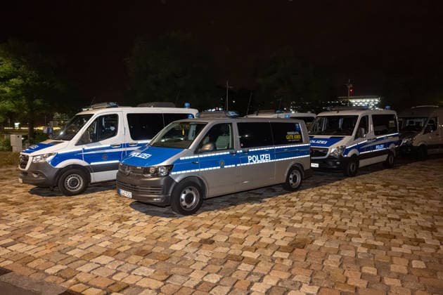 Schkeuditz - Demonstration gegen Afghanistan-Abschiebeflug: Charter startet in der Nacht ab Leipzig Halle 27.07.2026 ab 22 Uhr Schkeuditz, Flughafen Leipzig Halle Rund 260 Menschen haben am späten Montagabend am Flughafen Leipzig Halle gegen einen Abschiebeflug nach Afghanistan demonstriert. Das antirassistische Bündnis hatte kurzfristig zu der Eilversammlung aufgerufen, nachdem der für Dienstag geplante Charterflug auf die Nacht vorgezogen worden war. Die Demonstration verlief friedlich und wurde von der Polizei begleitet. Gegen 1.43 Uhr startete schließlich ein Airbus A320-214 der Fluggesellschaft Freebird Airlines über Trabzon in Richtung Kabul. Mehrere Personen wurden mit Handschellen an Bord gebracht. Angaben zur Zahl der Abgesch Copyright: xEHLxMedia Erik-HolmxLanghofx 20260727_afghanistan-abschiebung-flughafen-leipzig_16