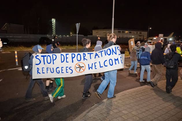 Schkeuditz - Demonstration gegen Afghanistan-Abschiebeflug: Charter startet in der Nacht ab Leipzig Halle 27.07.2026 ab 22 Uhr Schkeuditz, Flughafen Leipzig Halle Rund 260 Menschen haben am späten Montagabend am Flughafen Leipzig Halle gegen einen Abschiebeflug nach Afghanistan demonstriert. Das antirassistische Bündnis hatte kurzfristig zu der Eilversammlung aufgerufen, nachdem der für Dienstag geplante Charterflug auf die Nacht vorgezogen worden war. Die Demonstration verlief friedlich und wurde von der Polizei begleitet. Gegen 1.43 Uhr startete schließlich ein Airbus A320-214 der Fluggesellschaft Freebird Airlines über Trabzon in Richtung Kabul. Mehrere Personen wurden mit Handschellen an Bord gebracht. Angaben zur Zahl der Abgesch Copyright: xEHLxMedia Erik-HolmxLanghofx 20260727_afghanistan-abschiebung-flughafen-leipzig_18