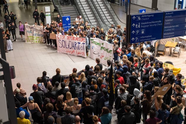 Schkeuditz - Demonstration gegen Afghanistan-Abschiebeflug: Charter startet in der Nacht ab Leipzig Halle 27.07.2026 ab 22 Uhr Schkeuditz, Flughafen Leipzig Halle Rund 260 Menschen haben am späten Montagabend am Flughafen Leipzig Halle gegen einen Abschiebeflug nach Afghanistan demonstriert. Das antirassistische Bündnis hatte kurzfristig zu der Eilversammlung aufgerufen, nachdem der für Dienstag geplante Charterflug auf die Nacht vorgezogen worden war. Die Demonstration verlief friedlich und wurde von der Polizei begleitet. Gegen 1.43 Uhr startete schließlich ein Airbus A320-214 der Fluggesellschaft Freebird Airlines über Trabzon in Richtung Kabul. Mehrere Personen wurden mit Handschellen an Bord gebracht. Angaben zur Zahl der Abgesch Copyright: xEHLxMedia Erik-HolmxLanghofx 20260727_afghanistan-abschiebung-flughafen-leipzig_2