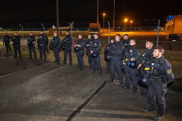 Schkeuditz - Demonstration gegen Afghanistan-Abschiebeflug: Charter startet in der Nacht ab Leipzig Halle 27.07.2026 ab 22 Uhr Schkeuditz, Flughafen Leipzig Halle Rund 260 Menschen haben am späten Montagabend am Flughafen Leipzig Halle gegen einen Abschiebeflug nach Afghanistan demonstriert. Das antirassistische Bündnis hatte kurzfristig zu der Eilversammlung aufgerufen, nachdem der für Dienstag geplante Charterflug auf die Nacht vorgezogen worden war. Die Demonstration verlief friedlich und wurde von der Polizei begleitet. Gegen 1.43 Uhr startete schließlich ein Airbus A320-214 der Fluggesellschaft Freebird Airlines über Trabzon in Richtung Kabul. Mehrere Personen wurden mit Handschellen an Bord gebracht. Angaben zur Zahl der Abgesch Copyright: xEHLxMedia Erik-HolmxLanghofx 20260727_afghanistan-abschiebung-flughafen-leipzig_20