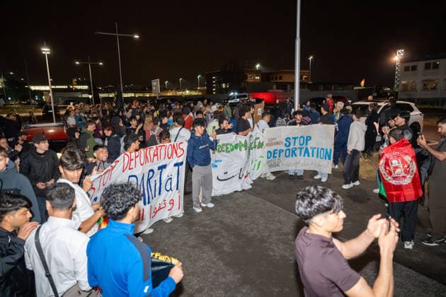 Schkeuditz - Demonstration gegen Afghanistan-Abschiebeflug: Charter startet in der Nacht ab Leipzig Halle 27.07.2026 ab 22 Uhr Schkeuditz, Flughafen Leipzig Halle Rund 260 Menschen haben am späten Montagabend am Flughafen Leipzig Halle gegen einen Abschiebeflug nach Afghanistan demonstriert. Das antirassistische Bündnis hatte kurzfristig zu der Eilversammlung aufgerufen, nachdem der für Dienstag geplante Charterflug auf die Nacht vorgezogen worden war. Die Demonstration verlief friedlich und wurde von der Polizei begleitet. Gegen 1.43 Uhr startete schließlich ein Airbus A320-214 der Fluggesellschaft Freebird Airlines über Trabzon in Richtung Kabul. Mehrere Personen wurden mit Handschellen an Bord gebracht. Angaben zur Zahl der Abgesch Copyright: xEHLxMedia Erik-HolmxLanghofx 20260727_afghanistan-abschiebung-flughafen-leipzig_21