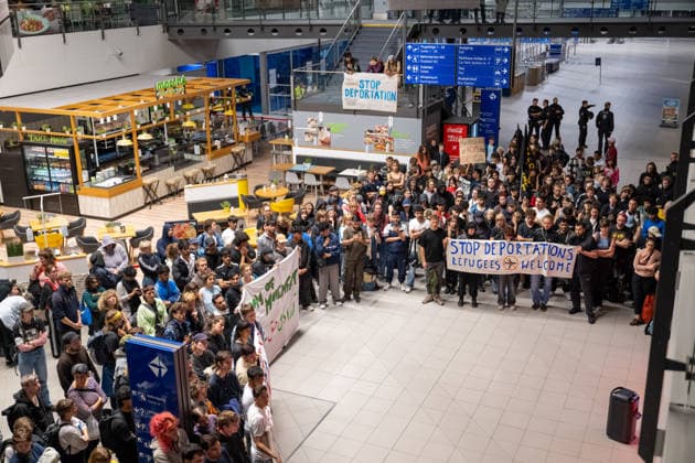 Schkeuditz - Demonstration gegen Afghanistan-Abschiebeflug: Charter startet in der Nacht ab Leipzig Halle 27.07.2026 ab 22 Uhr Schkeuditz, Flughafen Leipzig Halle Rund 260 Menschen haben am späten Montagabend am Flughafen Leipzig Halle gegen einen Abschiebeflug nach Afghanistan demonstriert. Das antirassistische Bündnis hatte kurzfristig zu der Eilversammlung aufgerufen, nachdem der für Dienstag geplante Charterflug auf die Nacht vorgezogen worden war. Die Demonstration verlief friedlich und wurde von der Polizei begleitet. Gegen 1.43 Uhr startete schließlich ein Airbus A320-214 der Fluggesellschaft Freebird Airlines über Trabzon in Richtung Kabul. Mehrere Personen wurden mit Handschellen an Bord gebracht. Angaben zur Zahl der Abgesch Copyright: xEHLxMedia Erik-HolmxLanghofx 20260727_afghanistan-abschiebung-flughafen-leipzig_4
