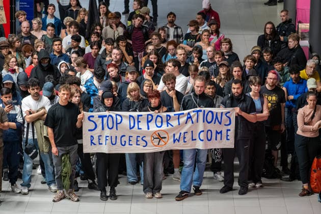Schkeuditz - Demonstration gegen Afghanistan-Abschiebeflug: Charter startet in der Nacht ab Leipzig Halle 27.07.2026 ab 22 Uhr Schkeuditz, Flughafen Leipzig Halle Rund 260 Menschen haben am späten Montagabend am Flughafen Leipzig Halle gegen einen Abschiebeflug nach Afghanistan demonstriert. Das antirassistische Bündnis hatte kurzfristig zu der Eilversammlung aufgerufen, nachdem der für Dienstag geplante Charterflug auf die Nacht vorgezogen worden war. Die Demonstration verlief friedlich und wurde von der Polizei begleitet. Gegen 1.43 Uhr startete schließlich ein Airbus A320-214 der Fluggesellschaft Freebird Airlines über Trabzon in Richtung Kabul. Mehrere Personen wurden mit Handschellen an Bord gebracht. Angaben zur Zahl der Abgesch Copyright: xEHLxMedia Erik-HolmxLanghofx 20260727_afghanistan-abschiebung-flughafen-leipzig_6
