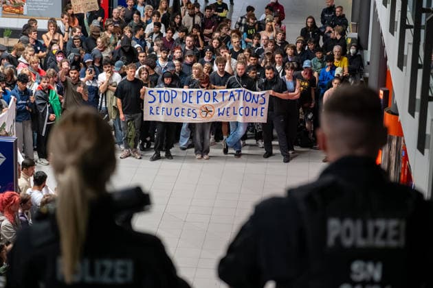 Schkeuditz - Demonstration gegen Afghanistan-Abschiebeflug: Charter startet in der Nacht ab Leipzig Halle 27.07.2026 ab 22 Uhr Schkeuditz, Flughafen Leipzig Halle Rund 260 Menschen haben am späten Montagabend am Flughafen Leipzig Halle gegen einen Abschiebeflug nach Afghanistan demonstriert. Das antirassistische Bündnis hatte kurzfristig zu der Eilversammlung aufgerufen, nachdem der für Dienstag geplante Charterflug auf die Nacht vorgezogen worden war. Die Demonstration verlief friedlich und wurde von der Polizei begleitet. Gegen 1.43 Uhr startete schließlich ein Airbus A320-214 der Fluggesellschaft Freebird Airlines über Trabzon in Richtung Kabul. Mehrere Personen wurden mit Handschellen an Bord gebracht. Angaben zur Zahl der Abgesch Copyright: xEHLxMedia Erik-HolmxLanghofx 20260727_afghanistan-abschiebung-flughafen-leipzig_7