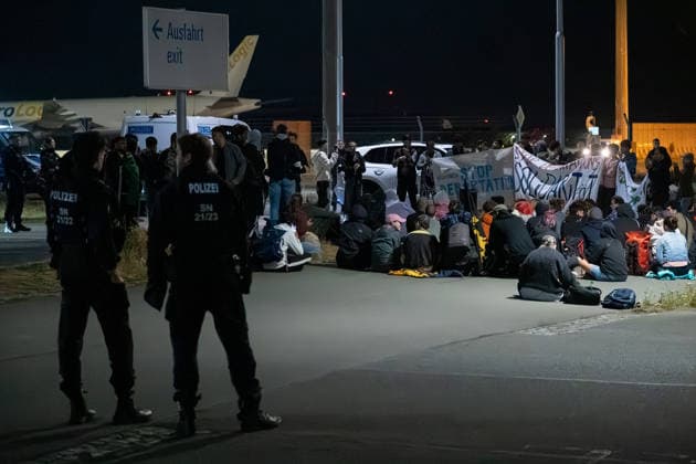 Schkeuditz - Demonstration gegen Afghanistan-Abschiebeflug: Charter startet in der Nacht ab Leipzig Halle 27.07.2026 ab 22 Uhr Schkeuditz, Flughafen Leipzig Halle Rund 260 Menschen haben am späten Montagabend am Flughafen Leipzig Halle gegen einen Abschiebeflug nach Afghanistan demonstriert. Das antirassistische Bündnis hatte kurzfristig zu der Eilversammlung aufgerufen, nachdem der für Dienstag geplante Charterflug auf die Nacht vorgezogen worden war. Die Demonstration verlief friedlich und wurde von der Polizei begleitet. Gegen 1.43 Uhr startete schließlich ein Airbus A320-214 der Fluggesellschaft Freebird Airlines über Trabzon in Richtung Kabul. Mehrere Personen wurden mit Handschellen an Bord gebracht. Angaben zur Zahl der Abgesch Copyright: xEHLxMedia Erik-HolmxLanghofx 20260728_afghanistan-abschiebung-flughafen-leipzig_22