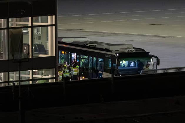 Schkeuditz - Demonstration gegen Afghanistan-Abschiebeflug: Charter startet in der Nacht ab Leipzig Halle 27.07.2026 ab 22 Uhr Schkeuditz, Flughafen Leipzig Halle Rund 260 Menschen haben am späten Montagabend am Flughafen Leipzig Halle gegen einen Abschiebeflug nach Afghanistan demonstriert. Das antirassistische Bündnis hatte kurzfristig zu der Eilversammlung aufgerufen, nachdem der für Dienstag geplante Charterflug auf die Nacht vorgezogen worden war. Die Demonstration verlief friedlich und wurde von der Polizei begleitet. Gegen 1.43 Uhr startete schließlich ein Airbus A320-214 der Fluggesellschaft Freebird Airlines über Trabzon in Richtung Kabul. Mehrere Personen wurden mit Handschellen an Bord gebracht. Angaben zur Zahl der Abgesch Copyright: xEHLxMedia Erik-HolmxLanghofx 20260728_afghanistan-abschiebung-flughafen-leipzig_24