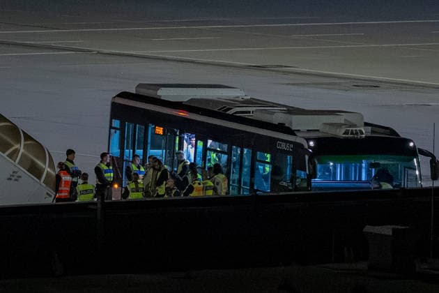 Schkeuditz - Demonstration gegen Afghanistan-Abschiebeflug: Charter startet in der Nacht ab Leipzig Halle 27.07.2026 ab 22 Uhr Schkeuditz, Flughafen Leipzig Halle Rund 260 Menschen haben am späten Montagabend am Flughafen Leipzig Halle gegen einen Abschiebeflug nach Afghanistan demonstriert. Das antirassistische Bündnis hatte kurzfristig zu der Eilversammlung aufgerufen, nachdem der für Dienstag geplante Charterflug auf die Nacht vorgezogen worden war. Die Demonstration verlief friedlich und wurde von der Polizei begleitet. Gegen 1.43 Uhr startete schließlich ein Airbus A320-214 der Fluggesellschaft Freebird Airlines über Trabzon in Richtung Kabul. Mehrere Personen wurden mit Handschellen an Bord gebracht. Angaben zur Zahl der Abgesch Copyright: xEHLxMedia Erik-HolmxLanghofx 20260728_afghanistan-abschiebung-flughafen-leipzig_26