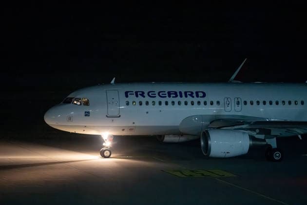 Schkeuditz - Demonstration gegen Afghanistan-Abschiebeflug: Charter startet in der Nacht ab Leipzig Halle 27.07.2026 ab 22 Uhr Schkeuditz, Flughafen Leipzig Halle Rund 260 Menschen haben am späten Montagabend am Flughafen Leipzig Halle gegen einen Abschiebeflug nach Afghanistan demonstriert. Das antirassistische Bündnis hatte kurzfristig zu der Eilversammlung aufgerufen, nachdem der für Dienstag geplante Charterflug auf die Nacht vorgezogen worden war. Die Demonstration verlief friedlich und wurde von der Polizei begleitet. Gegen 1.43 Uhr startete schließlich ein Airbus A320-214 der Fluggesellschaft Freebird Airlines über Trabzon in Richtung Kabul. Mehrere Personen wurden mit Handschellen an Bord gebracht. Angaben zur Zahl der Abgesch Copyright: xEHLxMedia Erik-HolmxLanghofx 20260728_afghanistan-abschiebung-flughafen-leipzig_30