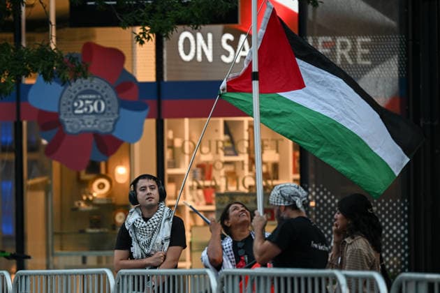 Protesters rally outside White House against Netanyahu s Washington visit WASHINGTON, D.C., UNITED STATES – JULY 27: Activists gather outside Blair House during a noisy demonstration protesting the visit of Israeli Prime Minister Benjamin Netanyahu to Washington, D.C., on July 27, 2026. Mehmet Eser Anadolu Washington United States. Editorial use only. Please get in touch for any other usage.  Copyright: x2026xAnadoluxMehmetxEserx