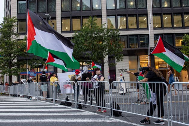 Protesters rally outside White House against Netanyahu s Washington visit WASHINGTON, D.C., UNITED STATES – JULY 27: Activists gather outside Blair House during a noisy demonstration protesting the visit of Israeli Prime Minister Benjamin Netanyahu to Washington, D.C., on July 27, 2026. Mehmet Eser Anadolu Washington United States. Editorial use only. Please get in touch for any other usage.  Copyright: x2026xAnadoluxMehmetxEserx