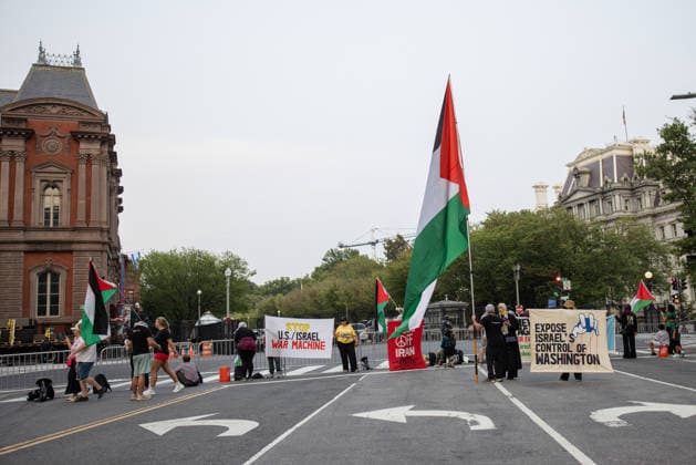 Protesters rally outside White House against Netanyahu s Washington visit WASHINGTON, D.C., UNITED STATES – JULY 27: Activists gather outside Blair House during a noisy demonstration protesting the visit of Israeli Prime Minister Benjamin Netanyahu to Washington, D.C., on July 27, 2026. Mehmet Eser Anadolu Washington United States. Editorial use only. Please get in touch for any other usage.  Copyright: x2026xAnadoluxMehmetxEserx
