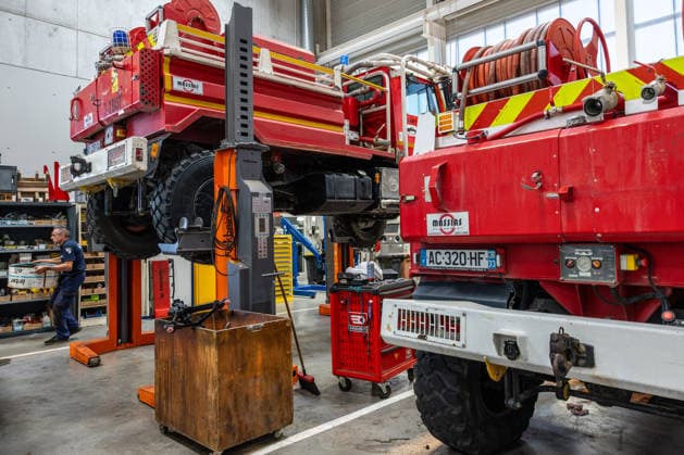 Firefighters Logistics And Maintenance Centre - Bordeaux Mechanics and technical staff from the Logistics and Maintenance Department of the Gironde Fire and Rescue Service (SDIS 33) repair, service and re-equip fire engines and emergency vehicles in support of ongoing wildfire response operations in Bordeaux, France, on July 27, 2026. Photo by Margot Le Gonidec ABACAPRESS.COM Bordeaux France  Copyright: xLexGonidecxMargot ABACAx