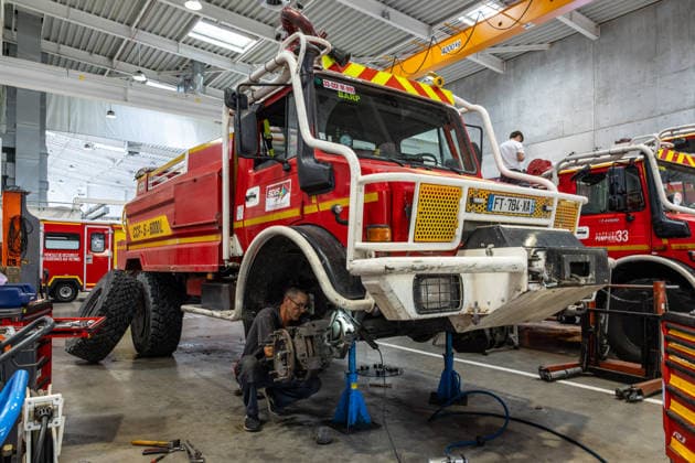 Firefighters Logistics And Maintenance Centre - Bordeaux Mechanics and technical staff from the Logistics and Maintenance Department of the Gironde Fire and Rescue Service (SDIS 33) repair, service and re-equip fire engines and emergency vehicles in support of ongoing wildfire response operations in Bordeaux, France, on July 27, 2026. Photo by Margot Le Gonidec ABACAPRESS.COM Bordeaux France  Copyright: xLexGonidecxMargot ABACAx