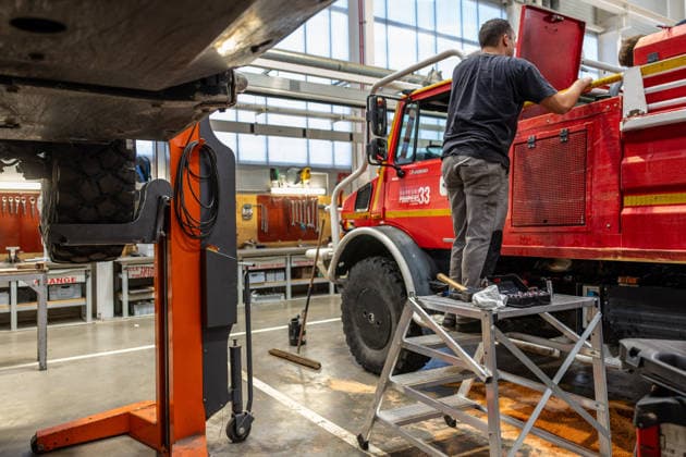 Firefighters Logistics And Maintenance Centre - Bordeaux Mechanics and technical staff from the Logistics and Maintenance Department of the Gironde Fire and Rescue Service (SDIS 33) repair, service and re-equip fire engines and emergency vehicles in support of ongoing wildfire response operations in Bordeaux, France, on July 27, 2026. Photo by Margot Le Gonidec ABACAPRESS.COM Bordeaux France  Copyright: xLexGonidecxMargot ABACAx