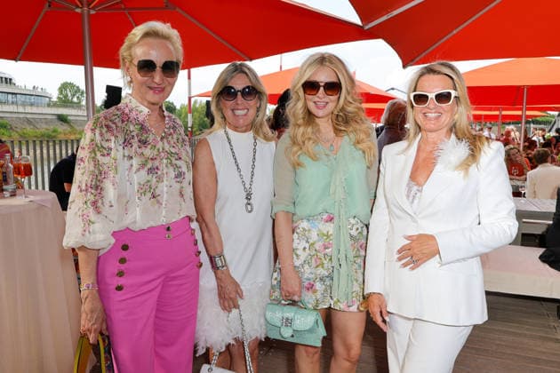 CASA RIANI 2026 - v.l- cool mit Sonnenbrillen Marion Bock (Geschäftsführerin IBSA Pharma ), Mariele Halbe (Medizin trifft Kunst) , Stxylistin Tanja Comba und Claudia Anders ( ganz in weiss in RIANI) Düsseldorf Lido Medienhafen NRW Deutschland *** CASA RIANI 2026: Looking cool in sunglasses—Marion Bock, Managing Director of IBSA Pharma; Mariele Halbe, Medicine Meets Art ; stylist Tanja Comba; and Claudia Anders, dressed all in white, at RIANI Düsseldorf Lido Medienhafen, NRW, Germany