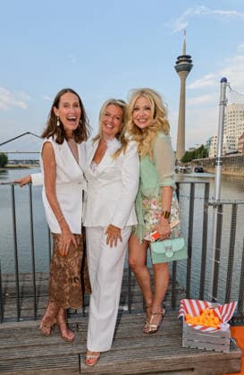 CASA RIANI 2026 - v.l. Annete Netti Weber mit Claudia ANdsers und Stylistin Tanja Comba Düsseldorf Lido Medienhafen Deutschland *** CASA RIANI 2026 by Annete Netti Weber with Claudia Anders and stylist Tanja Comba, Düsseldorf Lido Medienhafen, Germany