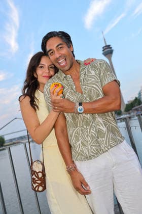 CASA RIANI 2026 - TV Baarkeeper Nic Shanker mit seiner Frau Janina, die mit ihrem Cocktail Catering Unternehmen Starkeepers die Cocktails des Abends servierten... Düsseldorf Lido Medienhafen NRW Deutschland *** CASA RIANI 2026 TV bartender Nic Shanker with his wife Janina, who served the evening’s cocktails through her cocktail catering company, Starkeepers; Düsseldorf Lido, Medienhafen, North Rhine-Westphalia, Germany