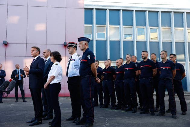 French President Emmanuel Macron (L) speaks to the press next to French Interior Minister Laurent Nunez (2L), Sophie Brocas, Prefect of the Gironde region (center), and Marc Vermeulen, Departmental Director of the SDIS 33 Fire and Rescue Service (right), after a visit to the departmental fire and rescue operations center (CODIS) in Bordeaux, following wildfires in the area in southwestern France, on July 27, 2026. France has been battered by three heat waves since May as part of increasingly common extreme weather events linked to climate change, causing excess deaths, drying up rivers, and fueling wildfires. Scientists have long warned that climate change caused by human use of fossil fuels will make periods of drought more intense and lo  Copyright: xKenzoxTribouillard Pool BestimagexKenzoxTribouillard Pool Bestimagex