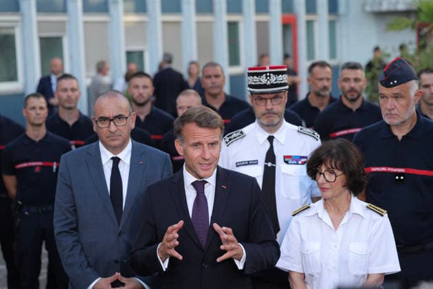 French President Emmanuel Macron (C) speaks to the press alongside French Interior Minister Laurent Nunez (L), Sophie Brocas, Prefect of the Gironde region (2nd from right), and Marc Vermeulen, Departmental Director of the SDIS 33 Fire and Rescue Service (right), after a visit to the departmental fire and rescue operations center (CODIS) in Bordeaux, following wildfires in the area in southwestern France, on July 27, 2026. France has been battered by three heat waves since May as part of increasingly common extreme weather events linked to climate change, causing excess deaths, drying up rivers, and fueling wildfires. Scientists have long warned that climate change caused by human use of fossil fuels will make periods of drought more inten  Copyright: xKenzoxTribouillard Pool BestimagexKenzoxTribouillard Pool Bestimagex