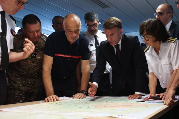 French President Emmanuel Macron (C) speaks to the press alongside French Interior Minister Laurent Nunez (L), Sophie Brocas, Prefect of the Gironde region (second from right), and Marc Vermeulen, Departmental Director of the SDIS 33 Fire and Rescue Service (right), after a visit to the departmental fire and rescue operations center (CODIS) in Bordeaux, following wildfires in the area in southwestern France, on July 27, 2026. France has been battered by three heat waves since May as part of increasingly common extreme weather events linked to climate change, causing excess deaths, drying up rivers, and fueling wildfires. Scientists have long warned that climate change caused by human use of fossil fuels will make periods of drought more in  Copyright: xFabienxCottereaux xBestimagexFabienxCottereaux xBestimagex