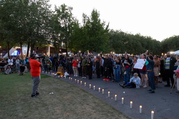 July 27, 2026, Seattle, Washington, USA: AARON MURPHY-PAINE, who lost his son Amarr to gun violence two years ago, speaks during a vigil at Seattle Center for the victims of last nightÃ¢â‚¬â ¢s shooting at the Bite of Seattle festival in Seattle on Monday, July 27, 2026. Seattle USA  - ZUMAg235 20260727_zap_g235_041 Copyright: xPaulxChristianxGordonx