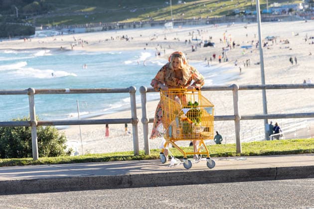 JENNIFER COOLIDGE, Jennifer Coolidge in Bondi for a stunt in Sydney, Tuesday, July 28, 2026. ( NO ARCHIVING SYDNEY NEW SOUTH WALES AUSTRALIA  Copyright: xNADIRxKINANIx 20260728187216306860