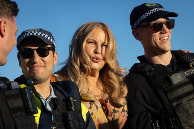 JENNIFER COOLIDGE, Jennifer Coolidge in Bondi for a stunt in Sydney, Tuesday, July 28, 2026. ( NO ARCHIVING SYDNEY NEW SOUTH WALES AUSTRALIA  Copyright: xNADIRxKINANIx 20260728195016225854