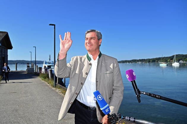 Markus SOEDER (Ministerpraesident Bayern und CSU Vorsitzender) am Ufer des Starnberger See an der Schiffsanlegestelle. Winkt, Einzelbild,angeschnittenes Einzelmotiv,Halbfigur,halbe Figur- Das Bayerische Kabinett tagt am 28.07.2026 auf der MS Starnberg auf dem Starnberger See. *** Markus SOEDER, Minister-President of Bavaria and CSU Chairman, on the shore of Lake Starnberg at the boat dock, waving, Single image, cropped close-up, half-length portrait, half-figure The Bavarian Cabinet is meeting on July 28, 2026, aboard the MS Starnberg on Lake Starnberg