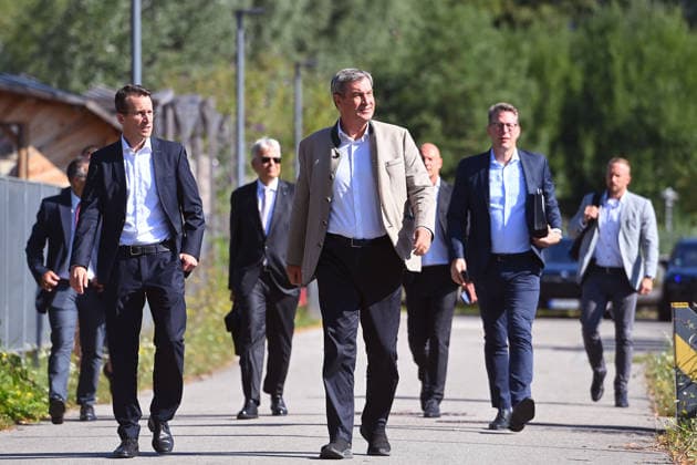 Markus SOEDER (Ministerpraesident Bayern und CSU Vorsitzender) auf dem Weg zum Schiff. Das Bayerische Kabinett tagt am 28.07.2026 auf der MS Starnberg auf dem Starnberger See. *** Markus SOEDER, Minister-President of Bavaria and CSU Chairman, on his way to the ship. The Bavarian Cabinet will meet on July 28, 2026, aboard the MS Starnberg on Lake Starnberg.
