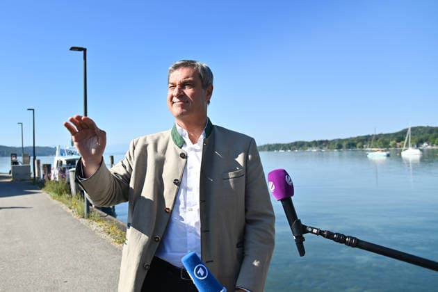 Markus SOEDER (Ministerpraesident Bayern und CSU Vorsitzender), Gestik,winkt, Einzelbild,angeschnittenes Einzelmotiv,Halbfigur,halbe Figur. Das Bayerische Kabinett tagt am 28.07.2026 auf der MS Starnberg auf dem Starnberger See. *** Markus SOEDER, Minister-President of Bavaria and CSU Chairman, gesturing, waving, single frame, cropped close-up, half-length portrait The Bavarian Cabinet is meeting on July 28, 2026, aboard the MS Starnberg on Lake Starnberg