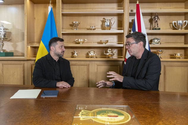 Andy Burnham welcomes Volodymyr Zelenskyy, PM Andy Burnham welcomes the President of Ukraine, Volodymyr Zelenskyy, to the UK. The leaders visit Portsmouth Naval Base to meet UK and Ukrainian troops and deliver joint remarks...Foreign secretary Ed Miliband greets sailors  Copyright: xSimonxJonesx NINTCHDBPICT001097945436