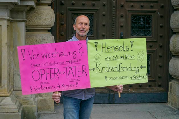CNTV BLOCK- Unterstuetzer von Frau Block stehen vorm Gericht auf der Strasse in Hamburg 28.07.2026 beim Prozess wegen mutmasslicher Kindesentfuehrung im Landgericht Hamburg Strafjustizgebaeude Entfuehrungsfall der Block Kinder Hamburg Deutschland *** CNTV BLOCK: Supporters of Ms. Block stand on the street outside the courthouse in Hamburg on July 28, 2026, during the trial for alleged child abduction at the Hamburg Regional Court’s Criminal Justice Building—the Block children’s abduction case, Hamburg, Germany