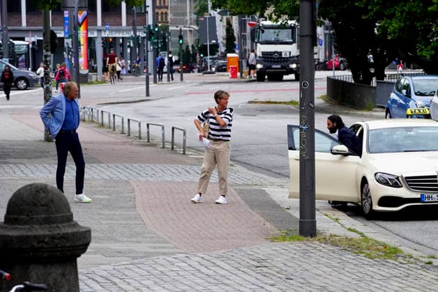CNTV BLOCK- Gerhard Delling TV Moderator Christina Block Unternehmerin kommen mit dem Taxi zum Gericht in Hamburg 28.07.2026 beim Prozess wegen mutmasslicher Kindesentfuehrung im Landgericht Hamburg Strafjustizgebaeude Entfuehrungsfall der Block Kinder Hamburg Deutschland *** CNTV BLOCK: Gerhard Delling, TV host, and Christina Block, businesswoman, arrive by taxi at the Hamburg Regional Court on July 28, 2026, for the trial regarding the alleged child abduction at the Hamburg Regional Court’s Criminal Justice Building—the Block children’s abduction case in Hamburg, Germany