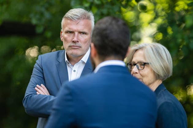 THÜRINGER REGIERUNGSMEDIENKONFERENZ MIT EINSATZÜBUNG DER FEUERWEHR IN JENA 28. Juli 2026 - Jena: Der Thüringer Staatssekretär für Brand-, Katastrophen- und Bevölkerungsschutz, Andreas Bausewein (SPD, l), informierte gemeinsam mit der Geschäftsführerin der Unfallkasse Thüringen, Sabine Dexheimer (r), in der Thüringer Regierungsmedienkonferenz über die Bedeutung von Ersthelfern und ein leistungsfähiges Rettungswesen in Thüringen. Mit dabei ist der Bürgermeister und Dezernent für Finanzen, Sicherheit und Bürgerservice der Stadt Jena, Benjamin Koppe (m). *** THURINGIAN GOVERNMENT PRESS CONFERENCE WITH FIRE DEPARTMENT TRAINING EXERCISE IN JENA July 28, 2026 Jena The Thuringian State Secretary for Fire, Disaster, and Civil Prote
