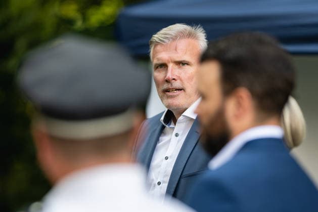 THÜRINGER REGIERUNGSMEDIENKONFERENZ MIT EINSATZÜBUNG DER FEUERWEHR IN JENA 28. Juli 2026 - Jena: Der Thüringer Staatssekretär für Brand-, Katastrophen- und Bevölkerungsschutz, Andreas Bausewein (SPD), informierte gemeinsam mit der Geschäftsführerin der Unfallkasse Thüringen, Sabine Dexheimer, in der Thüringer Regierungsmedienkonferenz über die Bedeutung von Ersthelfern und ein leistungsfähiges Rettungswesen in Thüringen. *** THURINGIA GOVERNMENT PRESS CONFERENCE WITH FIRE DEPARTMENT TRAINING EXERCISE IN JENA July 28, 2026 Jena The Thuringian State Secretary for Fire, Disaster, and Civil Protection, Andreas Bausewein (SPD), together with Sabine Dexheimer, Managing Director of the Thuringian Accident Insurance Fund, spoke at th