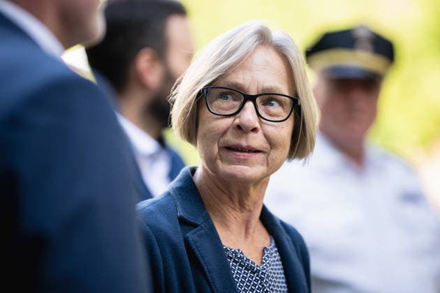THÜRINGER REGIERUNGSMEDIENKONFERENZ MIT EINSATZÜBUNG DER FEUERWEHR IN JENA 28. Juli 2026 - Jena: Die Geschäftsführerin der Unfallkasse Thüringen, Sabine Dexheimer, in der Thüringer Regierungsmedienkonferenz zur Vorstellung des neuen Ersthelfer-Buttons in der FRIEDA-App, der Helfenden einen einfachen Zugang zum gesetzlichen Unfallversicherungsschutz ermöglicht. *** THURINGIA GOVERNMENT PRESS CONFERENCE WITH FIRE DEPARTMENT DRILL IN JENA July 28, 2026 Jena The Executive Director of the Thuringia Accident Insurance Fund, Sabine Dexheimer, at the Thuringian Government Media Conference to present the new first-responder button in the FRIEDA app, which provides helpers with easy access to statutory accident insurance coverage