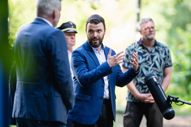 THÜRINGER REGIERUNGSMEDIENKONFERENZ MIT EINSATZÜBUNG DER FEUERWEHR IN JENA 28. Juli 2026 - Jena: Der Bürgermeister und Dezernent für Finanzen, Sicherheit und Bürgerservice der Stadt Jena, Benjamin Koppe, in der Thüringer Regierungsmedienkonferenz über die Bedeutung von Ersthelfern und ein leistungsfähiges Rettungswesen in Thüringen. *** THURINGIA GOVERNMENT PRESS CONFERENCE WITH FIRE DEPARTMENT DRILL IN JENA July 28, 2026 Jena The mayor and head of the Department of Finance, Public Safety, and Citizen Services for the City of Jena, Benjamin Koppe, spoke at the Thuringian Government Media Conference about the importance of first responders and an effective emergency medical services system in Thuringia