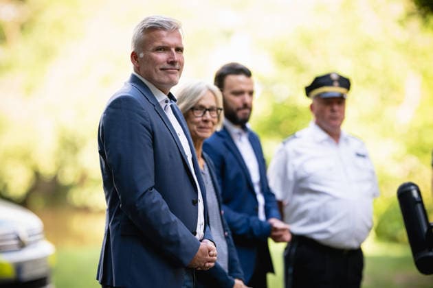 THÜRINGER REGIERUNGSMEDIENKONFERENZ MIT EINSATZÜBUNG DER FEUERWEHR IN JENA 28. Juli 2026 - Jena: Der Thüringer Staatssekretär für Brand-, Katastrophen- und Bevölkerungsschutz, Andreas Bausewein (SPD, l), informierte gemeinsam mit der Geschäftsführerin der Unfallkasse Thüringen, Sabine Dexheimer (m), in der Thüringer Regierungsmedienkonferenz über die Bedeutung von Ersthelfern und ein leistungsfähiges Rettungswesen in Thüringen. Mit dabei ist der Bürgermeister und Dezernent für Finanzen, Sicherheit und Bürgerservice der Stadt Jena, Benjamin Koppe (2.v.r.). *** THURINGIAN GOVERNMENT PRESS CONFERENCE WITH FIRE DEPARTMENT TRAINING EXERCISE IN JENA July 28, 2026 Jena The Thuringian State Secretary for Fire, Disaster, and Civil